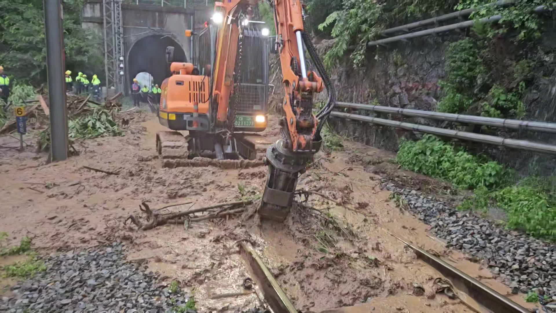 호남·경부선 등 열차 운행 통제 지속…항공편 결항·지연도