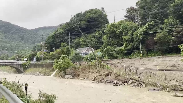 [속보] 가평군 “폭우에 4명 실종·1명 구조…<br>수색 계속”