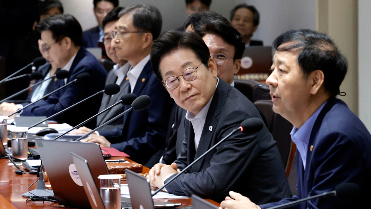 “너무 썰렁한데 소회 한마디씩”…완전체 내각<br> 언제쯤? 