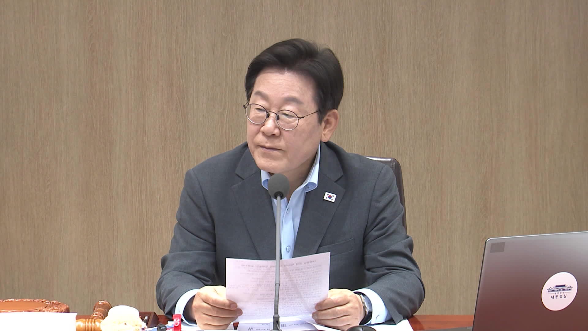 이 대통령 “위안부 합의 번복, 바람직하지 않아…일본 매우 중요 존재”