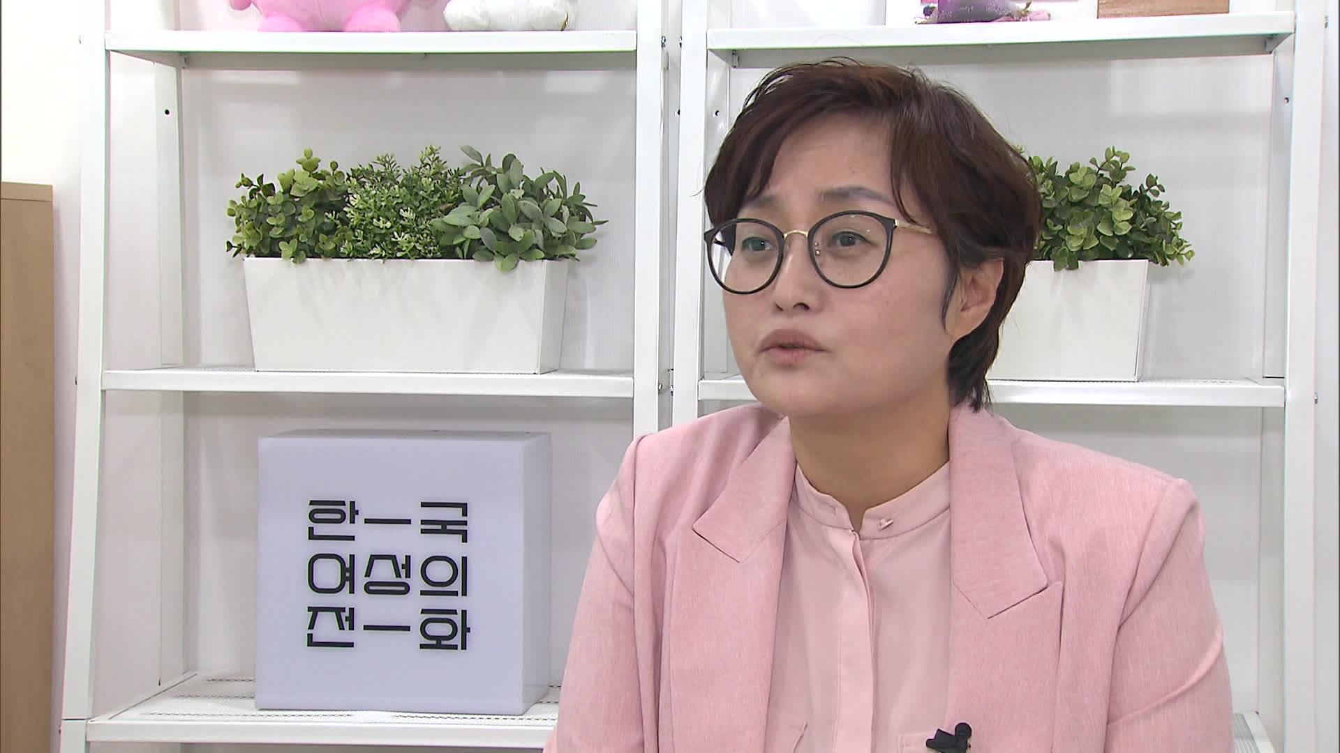 취재진과 인터뷰하는 고미경 한국여성의전화 상임대표