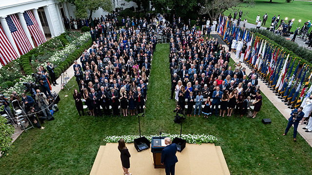 지난달 26일 백악관 로즈가든에서 열린 에이미 코니 연방대법관 후보자 지명식. 참석자들이 마스크도 쓰지 않고 다닥다닥 붙어 앉아 있다. [사진=AP 연합뉴스]