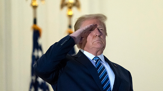 현지시각 5일 백악관에 복귀한 트럼프 대통령이 발코니에 서서 거수경례를 하고 있다. [사진=AP 연합뉴스]