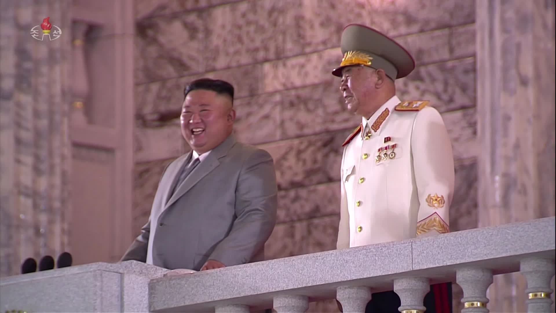 열병식에서 초대형 방사포가 지나가는 순간 환하게 웃는 김정은 위원장