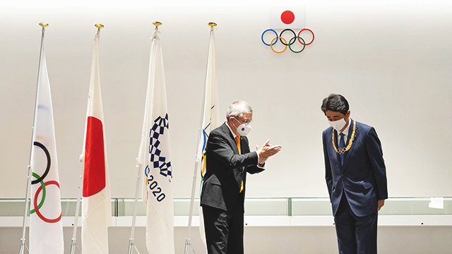  토마스 바흐 IOC 위원장이 16일 아베 신조 전 일본 총리에게 올림픽 발전에 기여한 인사에게 주는 ‘올림픽 훈장’을 수여한 뒤 박수 치고 있다. [사진 출처 : IOC 홈페이지]