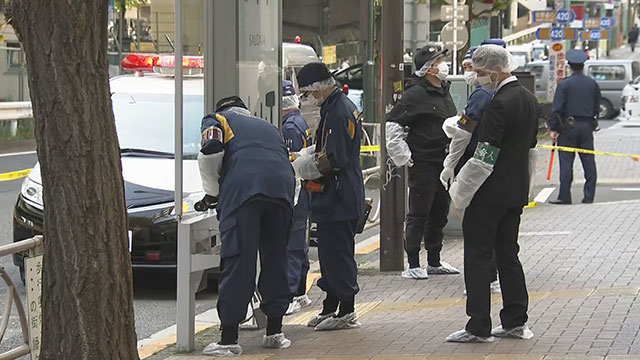 일본 경찰이 11월 16일 여성 노숙인이 숨진 현장에서 조사를 벌이고 있다. 〈일본 NHK 방송 화면〉