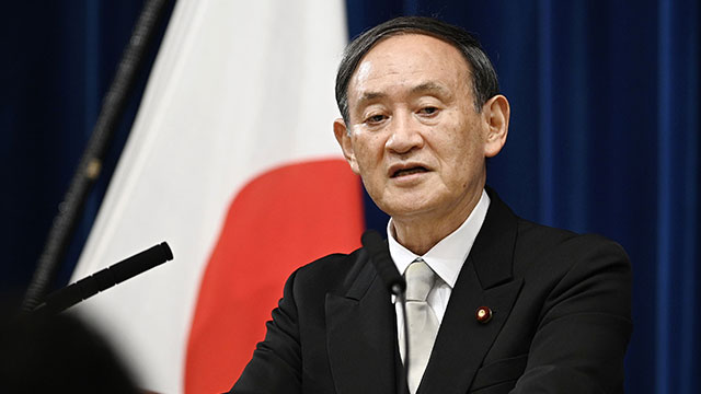 스가 요시히데 일본 총리가 9월 16일 도쿄 총리관저에서 취임 후 첫 기자회견을 열고 있다. 〈일본 교도통신〉