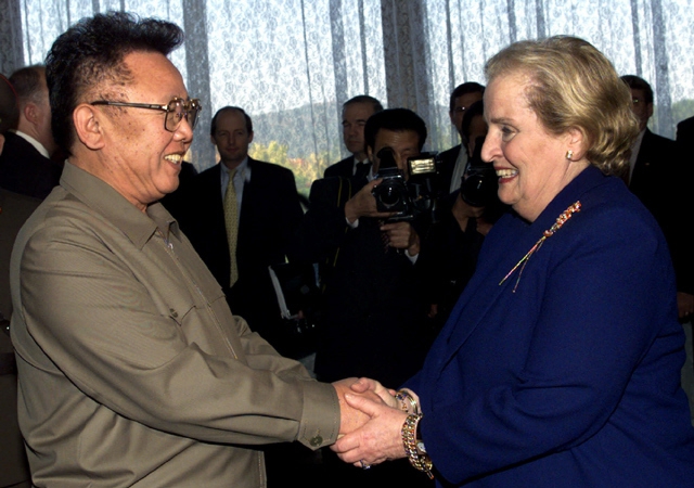 2000년 10월 23일, 매들린 올브라이트 당시 미 국무장관이 평양 백화원초대소에서 김정일 국방위원장과 만나 악수하고 있다.