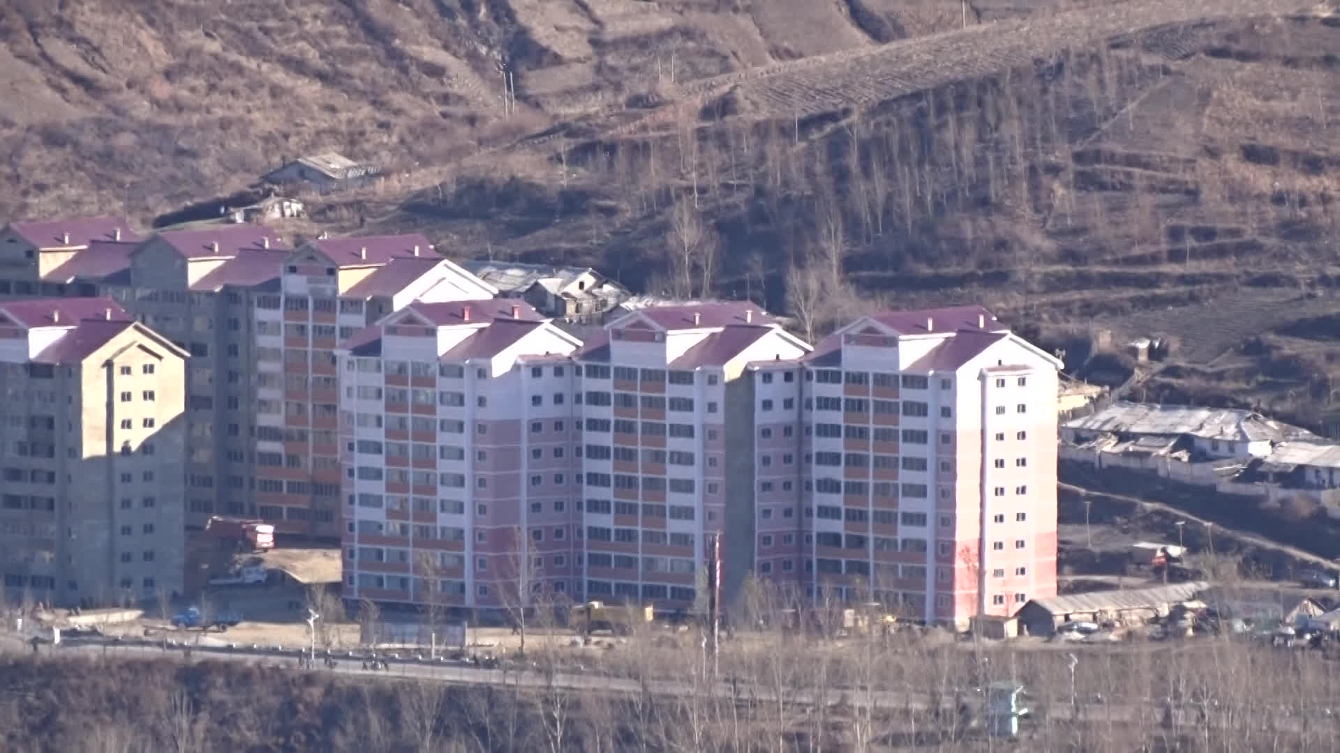 북한 양강도 혜산시에 들어선 고층 아파트 모습