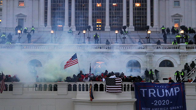 의회의사당 앞에서 트럼프 대통령 지지자들이 최루가스를 살포한 경찰과 대치하고 있다.[사진=로이터 연합뉴스]