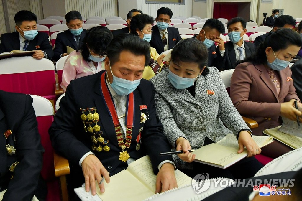 11일 진행된 북한 당대회 부문별 협의회에 참가자들이 마스크를 쓰고 있는 모습. 사진출처: 조선중앙통신-연합뉴스