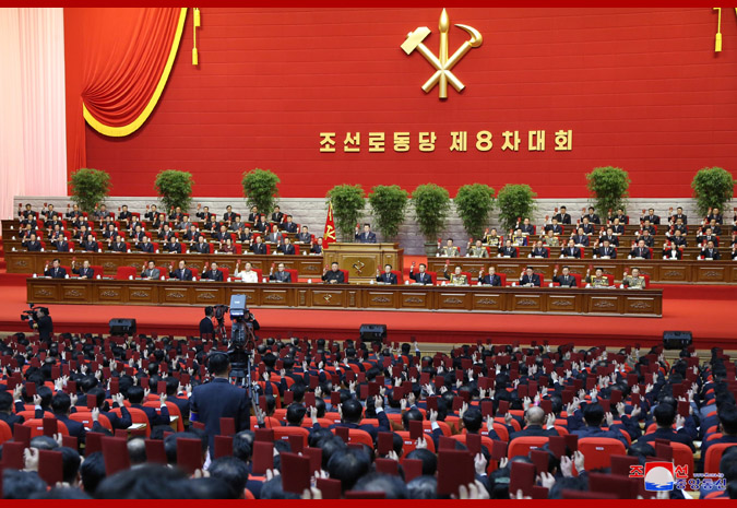 북한 노동당 대회 마지막날인 12일 참가자들이 당원증을 들어보이고 있는 모습. 사진출처: 조선중앙통신