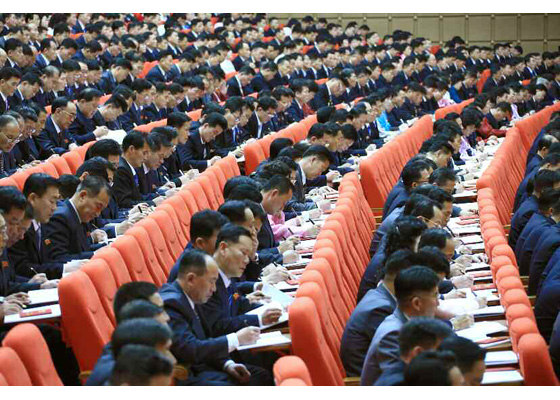 북한 당대회 참가자들이 마스크를 쓰지 않은 채 밀집해 앉아있는 모습. 사진출처: 노동신문