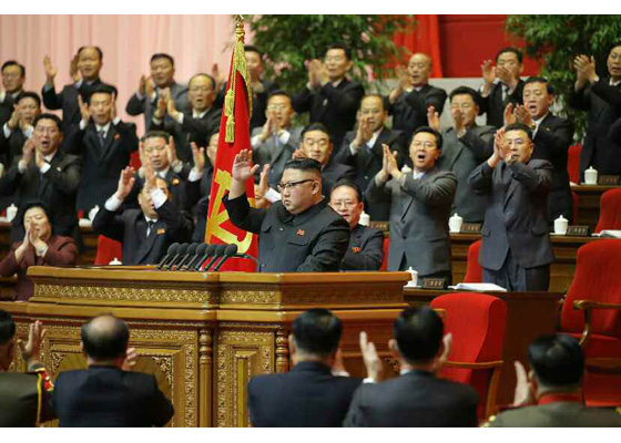 북한 당 대회 마지막날인 12일 주석단의 참가자들이 김정은 총비서를 향해 박수치는 모습. 사진출처: 노동신문