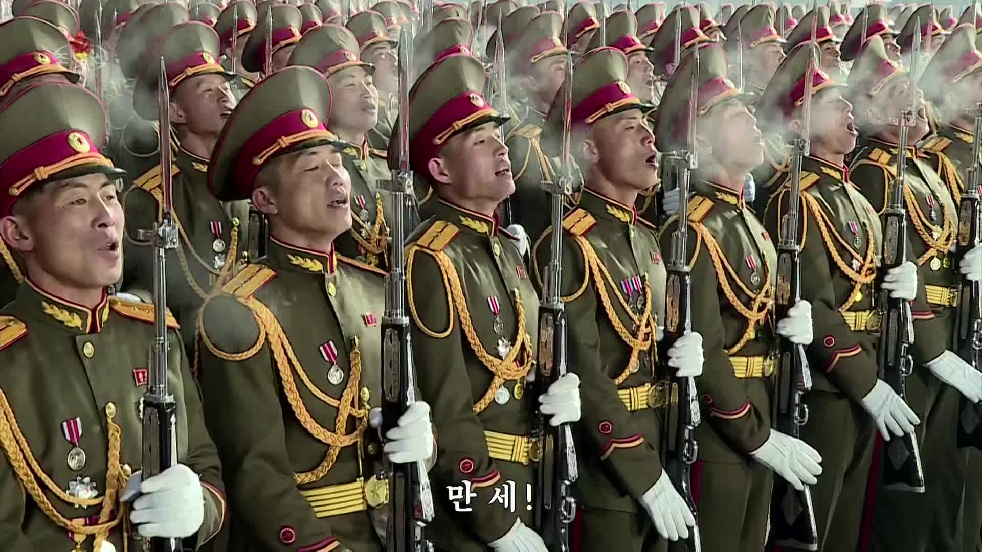 열병식에서 구호를 외치는 북한 군인. 하얀 입김이 피어오른다.
