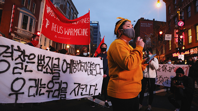 현지시간 17일 미국 워싱턴DC에서 아시아계 시민들이 애틀랜타 연쇄 총격사건을 규탄하는 시위를 벌이고 있다. [사진=AFP 연합뉴스]