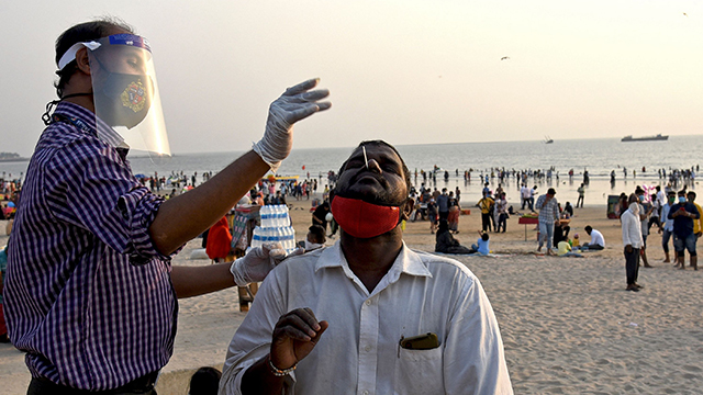 지난 27일 인도 뭄바이에서 의료 관계자가 해변 방문객을 대상으로 코로나19 진단 검사를 하고 있다. [사진 출처 : AFP=연합뉴스]