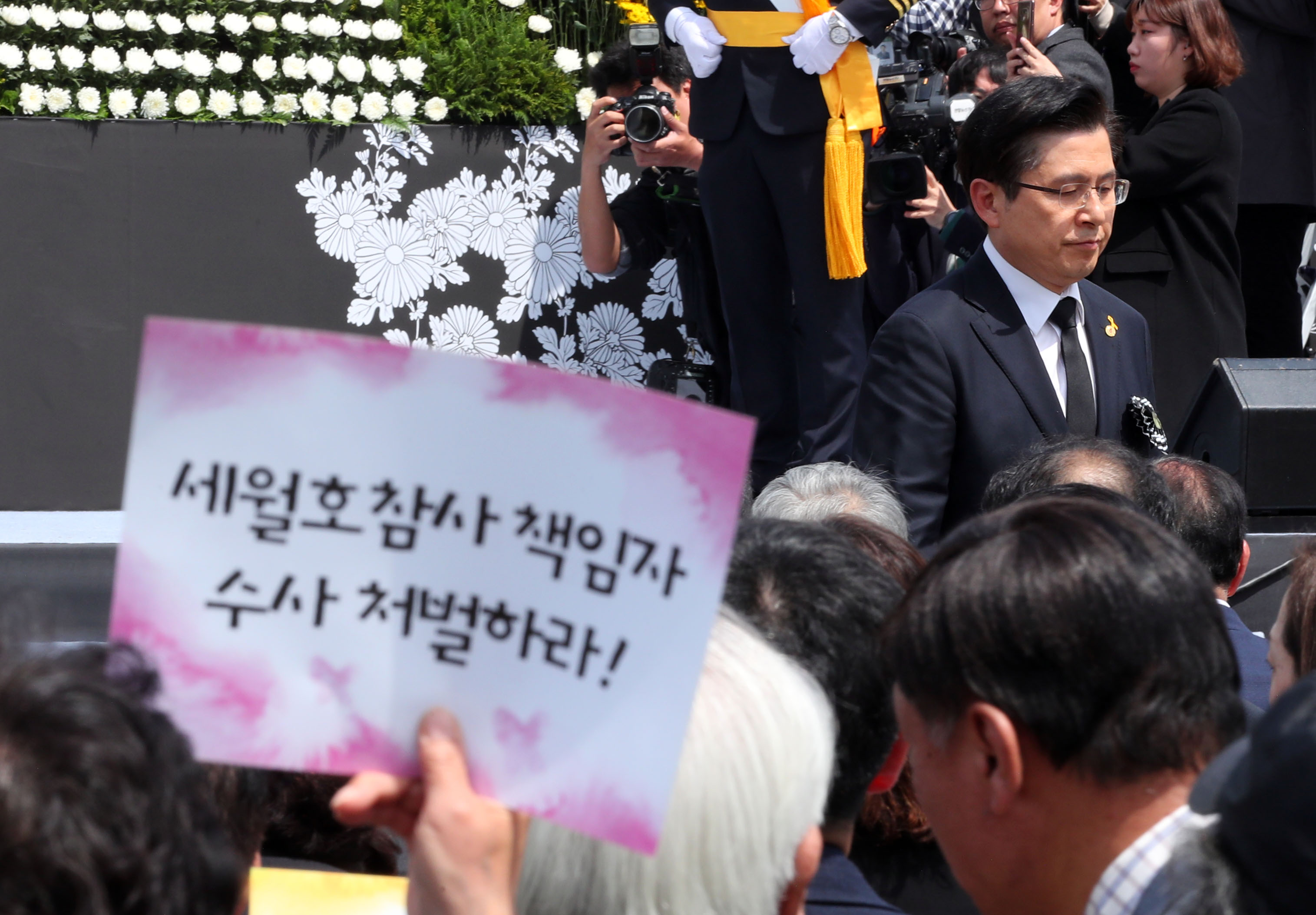 2019년 4월 16일 오전 인천 부평구 인천가족공원에서 열린 '세월호 참사 일반인 희생자 5주기 추모식'에서 황교안 자유한국당 당시 대표가 시민단체 항의를 받고 있다.
