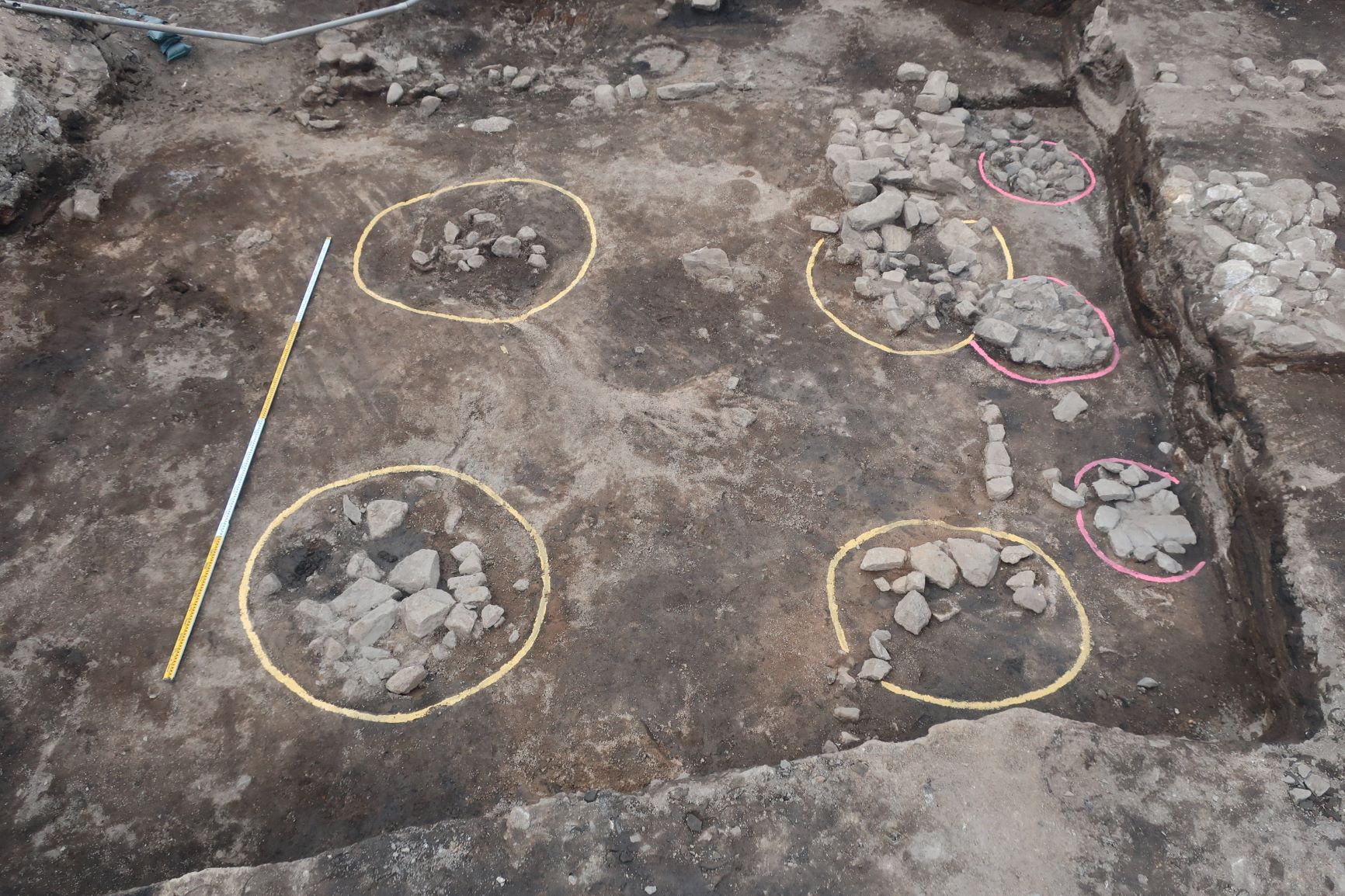 ‘삼군부’ 터에서 발견된 건물 축, 배수로