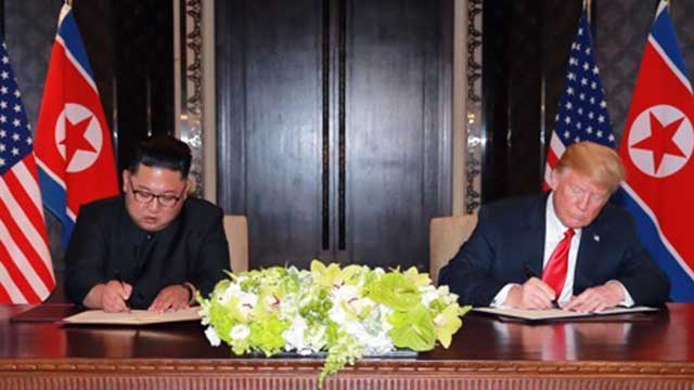 2018년 6월 12일 싱가포르 북미정상회담에서 김정은 북한 국무위원장과 트럼프 미국 대통령이 공동성명에 서명하는 모습. 사진출처: 연합뉴스
