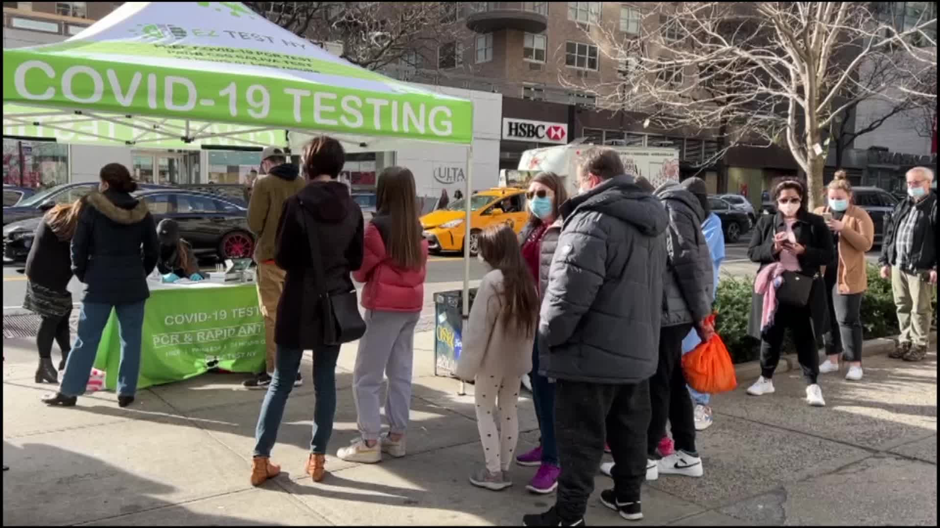 현지시간 18일 미국 뉴욕에서 코로나 진단검사를 받기 위해 사람들이 줄지어 서 있다. 