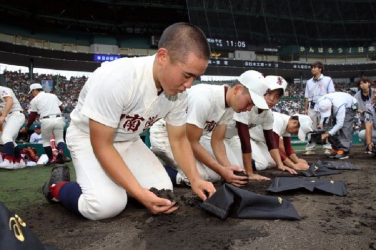 일본 야구 만화에 종종 등장하듯 고시엔 경기에서 진 팀은 고시엔 구장의 흙을 가져가는 풍습이 있다.