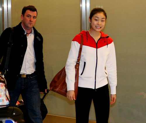2009 ISU 그랑프리 파이널에 참가하는 김연아가 브라이언 오서코치와 1일 도쿄 나리타공항으로 입국하며 몰려든 한,일 취재진에 깜짝 놀라고 있다.