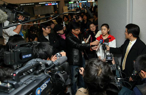 2009 ISU 그랑프리 파이널에 참가하는 김연아가 1일 도쿄 나리타공항으로 입국해 한,일 취재진의 질문에 답하고 있다.