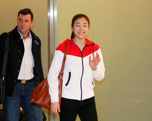 2009 ISU 그랑프리 파이널에 참가하는 김연아가 1일 도쿄 나리타공항으로 입국하며 환하게 웃고 있다.