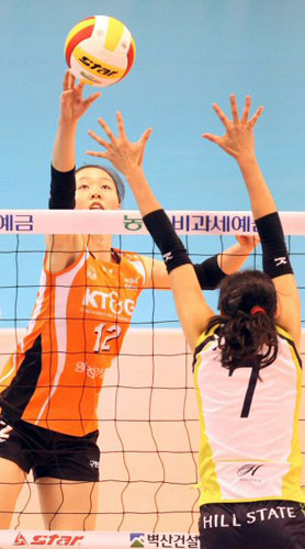 1일 대전 충무체육관에서 열린 프로배구 V리그 여자부 현대힐스테이트와 KT&G 의 경기. KT&G 백목화가 블로킹을 피해 공을 살짝 넘기고 있다.