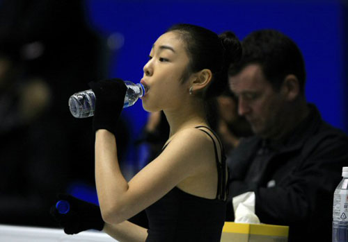 '2009 ISU 그랑프리 파이널'에 참가한 피겨퀸 김연아가 2일 일본 도쿄 요요기 제1체육관에서 공식 연습 중 물을 마시고 있다.