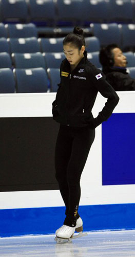 '2009 ISU 그랑프리 파이널'에 참가한 피겨퀸 김연아가 2일 일본 도쿄 요요기 제1체육관에서 열린 공식 연습에 참석해 얼음 상태를 살피고 있다.