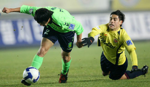 2일 성남종합운동장에서 벌어진 프로축구 K-리그 쏘나타 챔피언십 챔피언 결정 1차전 전북 현대와 성남 일화의 경기에서 전북 최철순(왼쪽)과 성남 몰리나가 볼 다툼을 벌이고 있다.