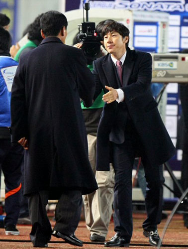 2일 성남종합경기장에서 열린 K-리그 소나타 챔피언십 2009 챔피언결정전 전북 현대와 성남 일화의 경기에서 0-0으로 비긴 양팀 감독이 악수하고 있다.