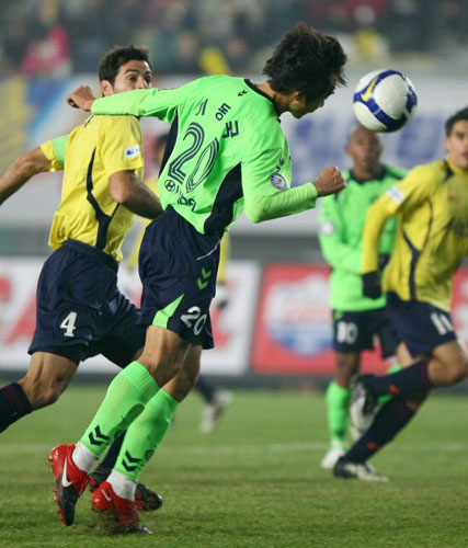 29일 성남종합경기장에서 열린 K-리그 소나타 챔피언십 2009 챔피언결정전 전북 현대와 성남 일화의 경기에서 전북의 이동국이 회심의 헤딩슛을 하고 있다.