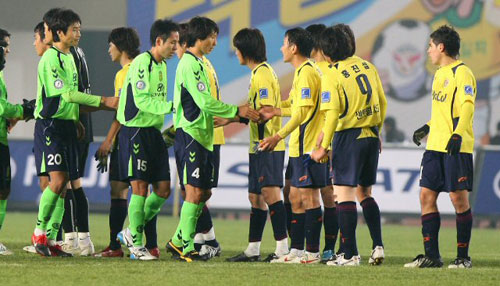 2일 성남종합경기장에서 열린 K-리그 소나타 챔피언십 2009 챔피언결정전 전북 현대와 성남 일화의 경기에서 0-0으로 비긴 양팀 선수들이 경기를 마친 뒤 악수하고 있다.