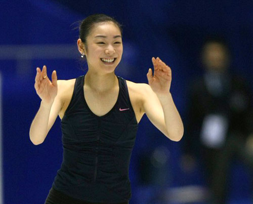 '2009 ISU 그랑프리 파이널'에 출전한 피겨퀸 김연아가 여자싱글 쇼트프로그램을 하루 앞둔 3일 일본 도쿄 요요기 제1체육관에서 공식훈련을 하며 환하게 웃고 있다.
