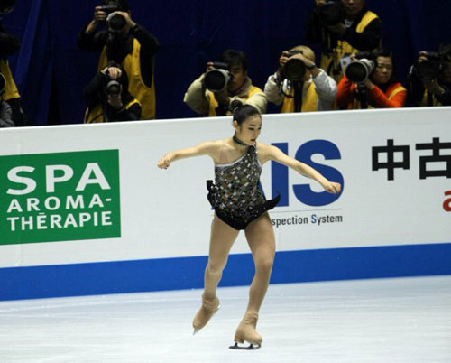 4일 일본 도쿄 요요기 제1체육관에서 열린 '2009 ISU 그랑프리 파이널'에 출전한 피겨퀸 김연아가 쇼트 프로그램에서 트리플 토루프 점프에 실패하고 있다.