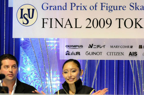 4일 일본 도쿄 요요기 제1체육관에서 열린 '2009 ISU 그랑프리 파이널'에 쇼트 프로그램에서 시즌 최고기록을 달성하며 1위에 오른 일본의 안도 미키가 기뻐하고 있다.