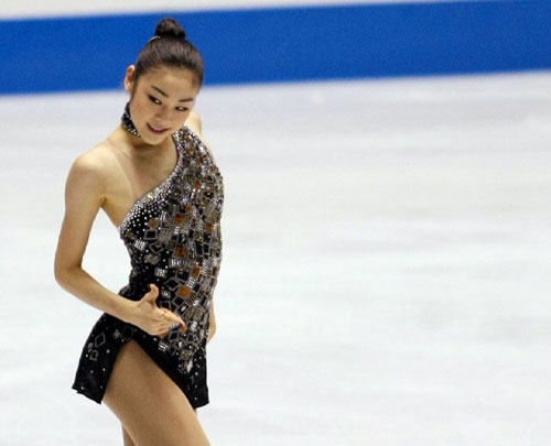 4일 일본 도쿄 요요기 제1체육관에서 열린 '2009 ISU 그랑프리 파이널'에 출전한 피겨퀸 김연아가 쇼트 프로그램에서 007 제임스본드 메들리에 맞춰 매혹적인 연기를 선보이고 있다.