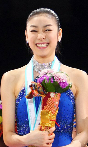 5일 일본 도쿄 요요기 제1체육관에서 열린 '2009 ISU 그랑프리 파이널' 프리스케이팅에서 안도 미키에 역전해 우승한 피겨퀸 김연아가 시상대에 올라서 활짝 웃고 있다.