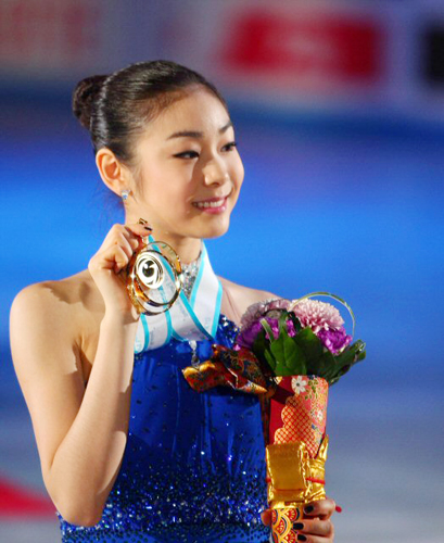 5일 일본 도쿄 요요기 제1체육관에서 열린 '2009 ISU 그랑프리 파이널' 프리스케이팅에서 안도 미키에 역전해 우승한 피겨퀸 김연아가 메달을 들고 기념사진을 촬영하고 있다.