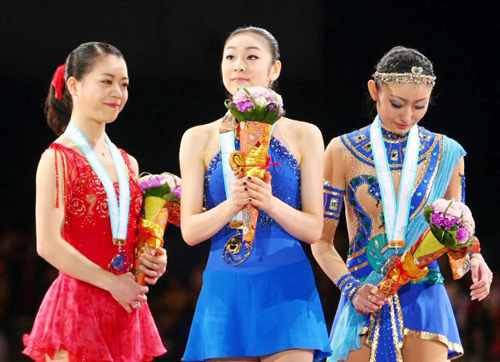 5일 일본 도쿄 요요기 제1체육관에서 열린 '2009 ISU 그랑프리 파이널' 프리스케이팅에서 안도 미키에 역전해 우승한 피겨퀸 김연아가 시상대에 올라서 있다. 왼쪽은 3위 스즈키 아키코 오른쪽은 2위 안도 미키.
