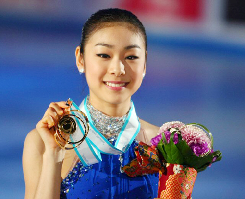 5일 일본 도쿄 요요기 제1체육관에서 열린 '2009 ISU 그랑프리 파이널' 프리스케이팅에서 안도 미키에 역전해 우승한 피겨퀸 김연아가 메달을 들고 기념사진을 촬영하고 있다.