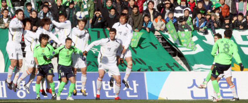 6일 전주월드컵경기장에서 열린 K-리그 쏘나타 챔피언십 2009 챔피언결정전 전북 현대와 성남 일화의 경기에서 전북 에닝요가 선취골을 넣고 있다.