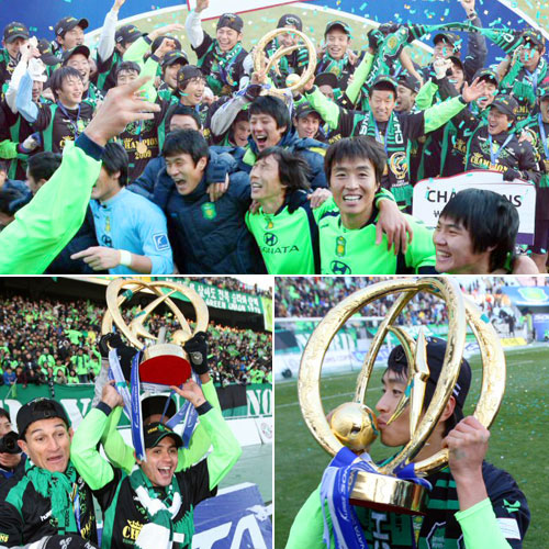 6일 전주월드컵경기장에서 열린 K-리그 쏘나타 챔피언십 2009 챔피언결정전 전북 현대와 성남 일화의 경기에서 전북이 3대1로 승리해 우승을 확정했다. 경기 후 전북 현대 선수들이 우승 트로피를 들고 기뻐하고 있다.