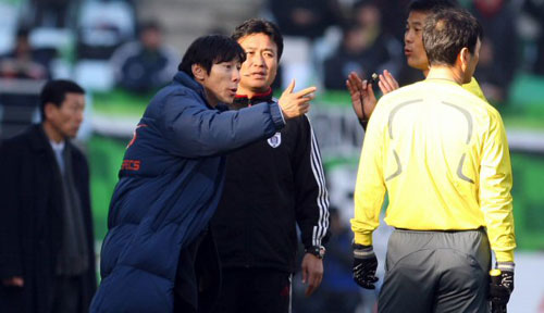 전북현대가 성남일화와의 K-리그 챔피언결정전 2차전을 3-1로 승리해 우승했다. 신태용 성남 감독이 경기 중 심판에게 항의하고 있다.