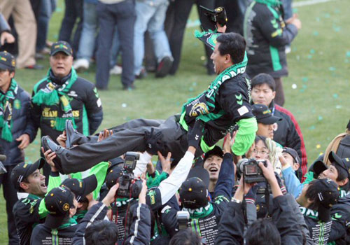 6일 전주월드컵경기장에서 열린 K-리그 쏘나타 챔피언십 2009 챔피언결정전 전북 현대와 성남 일화의 경기에서 전북이 3대1로 승리해 우승을 확정했다. 경기 후 전북 현대 선수들이 최강희 감독을 헹가레 치고 있다.
