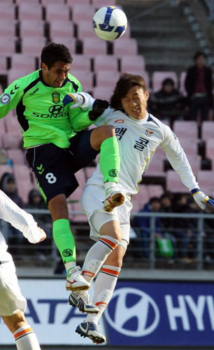 전북 현대와 성남 일화의 K-리그 챔피언결정전 2차전에서 전북 에닝요가 헤딩을 하고 있다.
