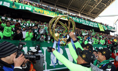 전북현대가 성남일화와의 K-리그 챔피언결정전 2차전을 3-1로 승리해 우승했다. 전북팬들이 환호하고 있다. 6일 전주월드컵경기장.
